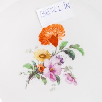 Talerz porcelanowy z bukietem kwiatów, sygnowany, KPM, Berlin