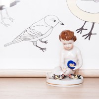 Dziecko karmiące ptaszki, figurka porcelanowa, XX w.