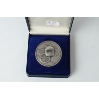 Medal zwycięzcy wyścigu Formuły 1 F1 SILVERSTONE 1998 w oryginalnym etui.   Biały metal. Wielka Brytania, Lata 90. XX wieku.