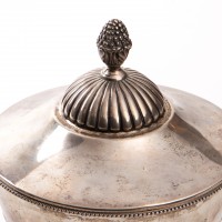 Srebrna cukiernica w kształcie pucharu z pokrywką, w stylu klasycystycznym. XIX w.