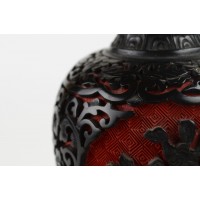 Wazon z dekoracją reliefową w formie ornamentu roślinnego, laka rzeźbiona warstwowo, Chiny, XX w.
