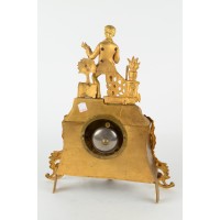 Zegar kominkowy figuralny w stylu francuskim. Brąz złocony, ormolu. Nakręcany kluczykiem, mechanizm wahadłowy.