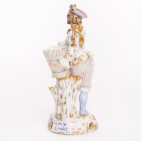 Postać w stroju dworskim z koszem, figurka porcelanowa ze złoceniami, XIX w.