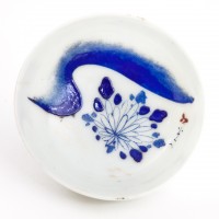 Orientalna czarka porcelanowa z artystycznym zdobieniem