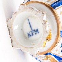 Filiżanka porcelanowa ze spodkiem, dekorowana kobaltem i złotem, porcelana sygnowana, KPM, Niemcy, XIX w.