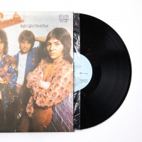 Album zespołu Smokie pt. “Bright Lights & Back Alleys”. Wydanie bułgarskie. Płyta winylowa. Bułgaria, II poł. XX wieku (oryginał: Wielka Brytania, 1977 rok).