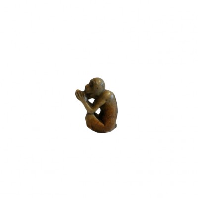 Kamienna figurka małpy zakrywającej pyszczek IWAZARU „Nie mówię nic złego”.