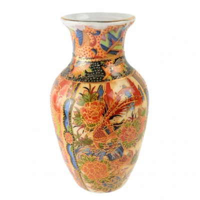 Bogato zdobiony wazonik z motywami fauny i flory, porcelana, Chiny.